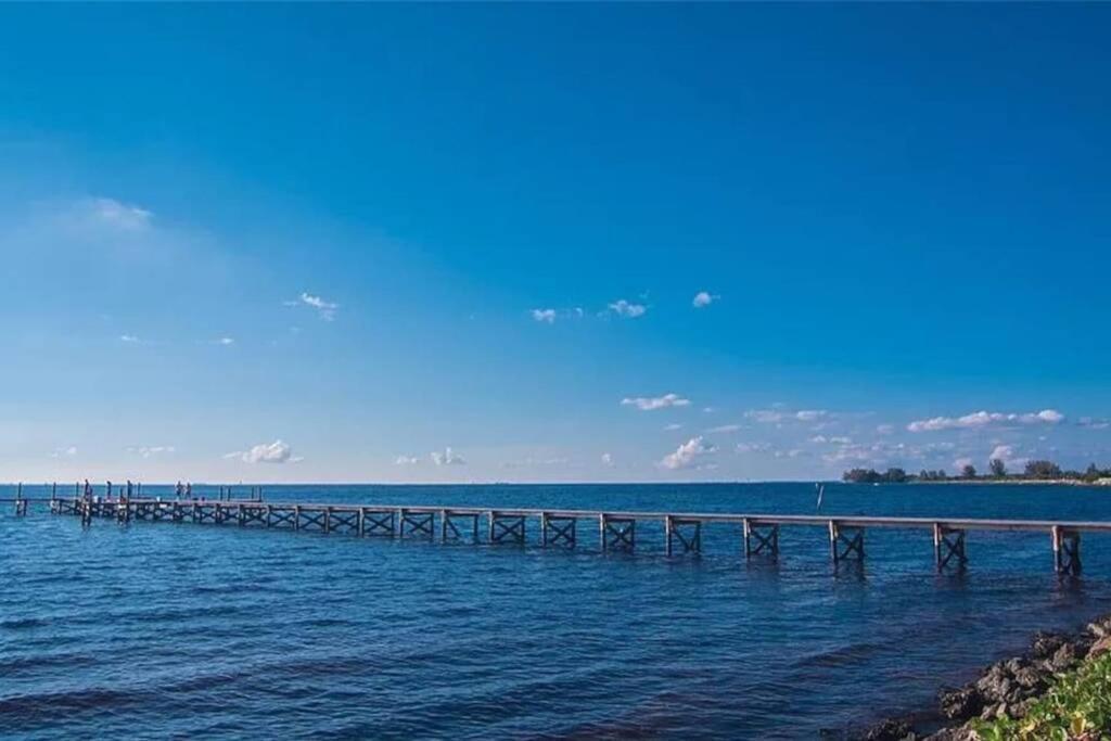 Bay View, Studio206, Beach Steps Away! Pool+Wifi Ruskin Bagian luar foto