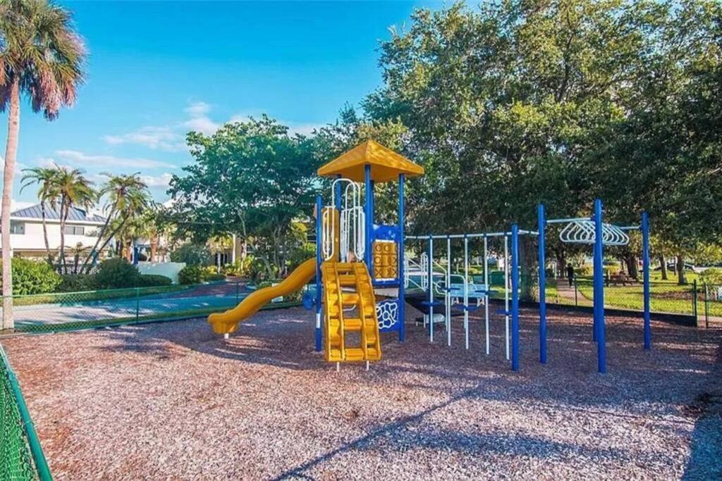 Bay View, Studio206, Beach Steps Away! Pool+Wifi Ruskin Bagian luar foto